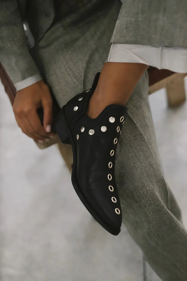 Arden™ | Botines de punta con tachuelas