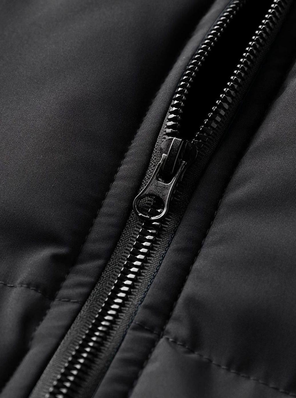Alexander | Chaqueta de invierno acolchada de hombre con capucha, puños de canalé y cremallera